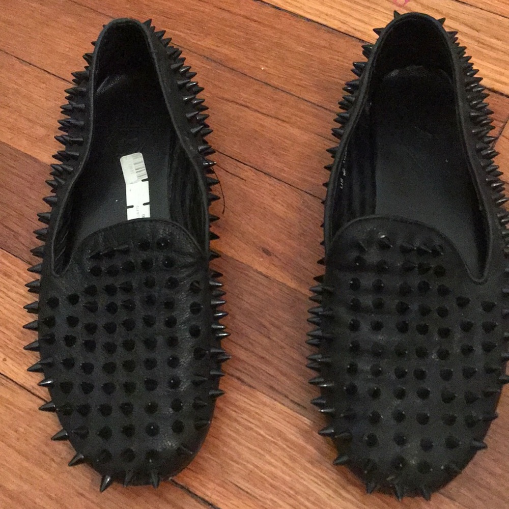 UNIF black spike flats